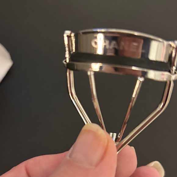 CHANEL Eyelash Curler - Picture 2 of 2